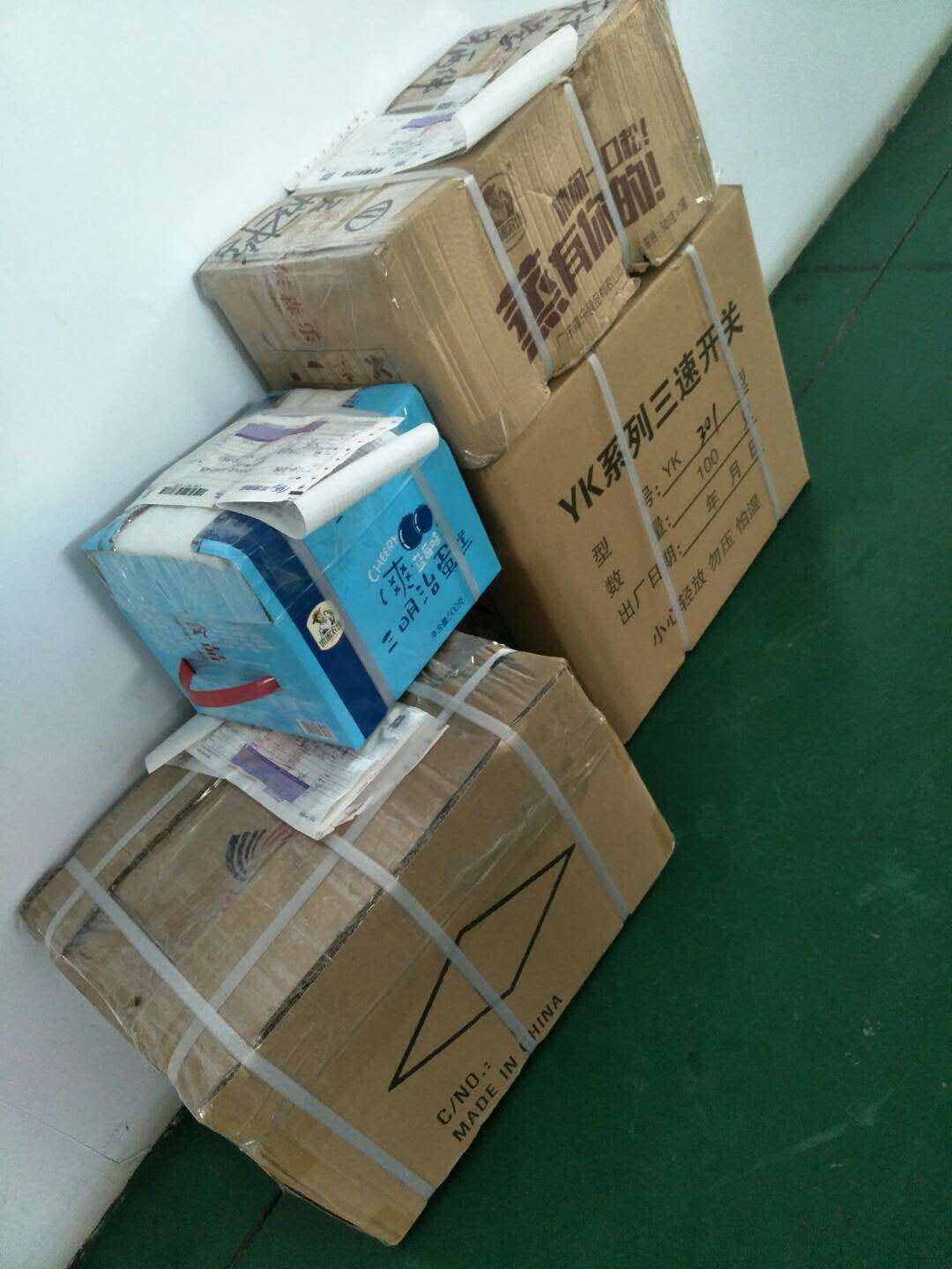 發(fā)往北京，杭州，西安和成都方向的中央空調(diào)液晶溫控器今天發(fā)貨
